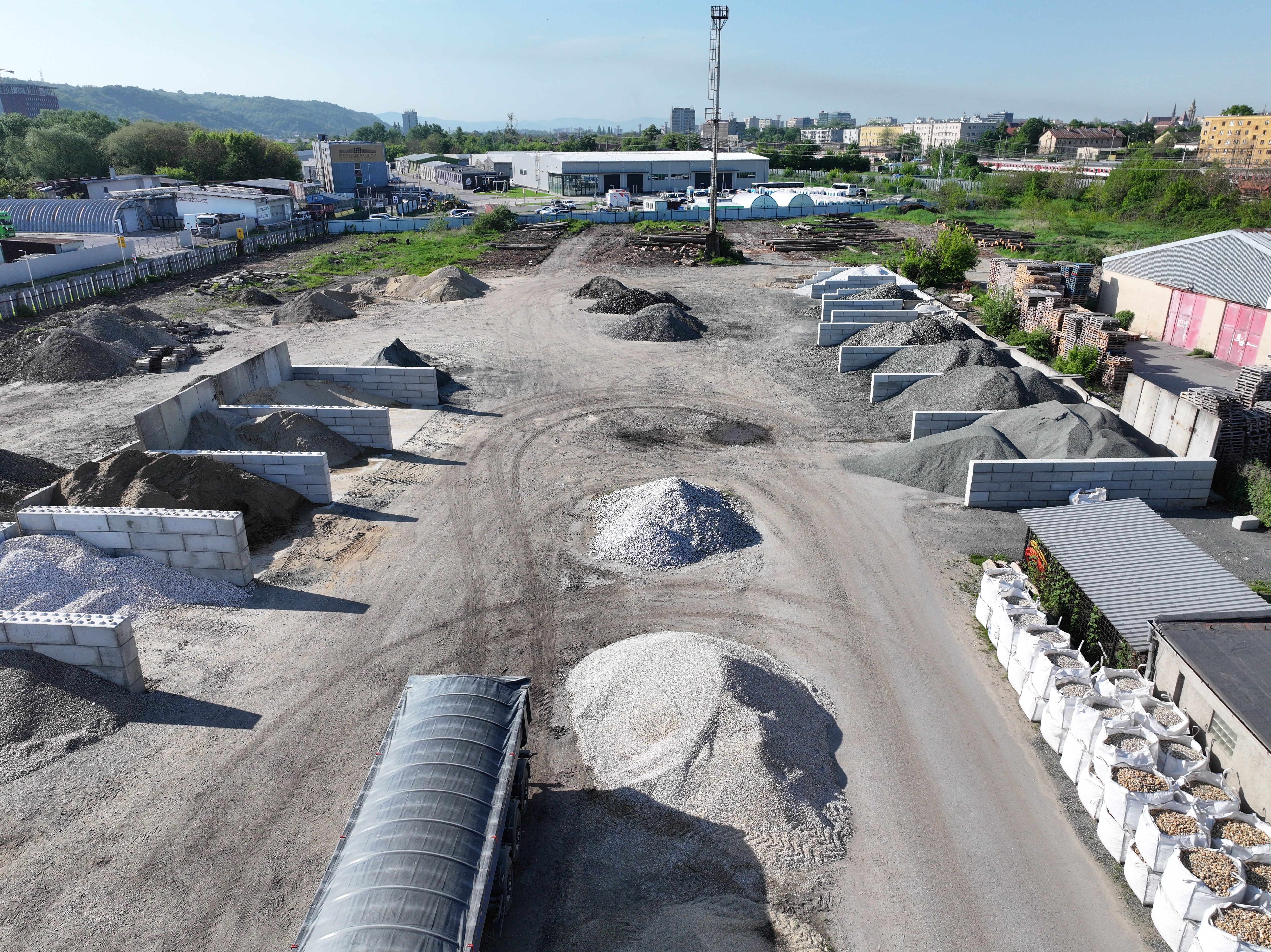 predaj kameniva a preprava sypkých materiálov